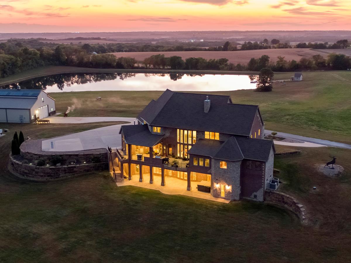 AUCTIONFLIP's tweet photo. Feature #Auction: Online Auction Alert- This 74-Acre Lakefront Estate in Missouri near Kansas City offers gorgeous views in every direction. The property is being offered in three tracts. Bidding ends Nov. 30th at 1 PM CST. Offered by @CatesAuction. https://t.co/B0W59zxlNX https://t.co/YTh55fzHG5