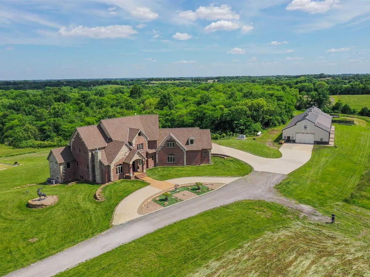 AUCTIONFLIP's tweet photo. Feature #Auction: Online Auction Alert- This 74-Acre Lakefront Estate in Missouri near Kansas City offers gorgeous views in every direction. The property is being offered in three tracts. Bidding ends Nov. 30th at 1 PM CST. Offered by @CatesAuction. https://t.co/B0W59zxlNX https://t.co/YTh55fzHG5
