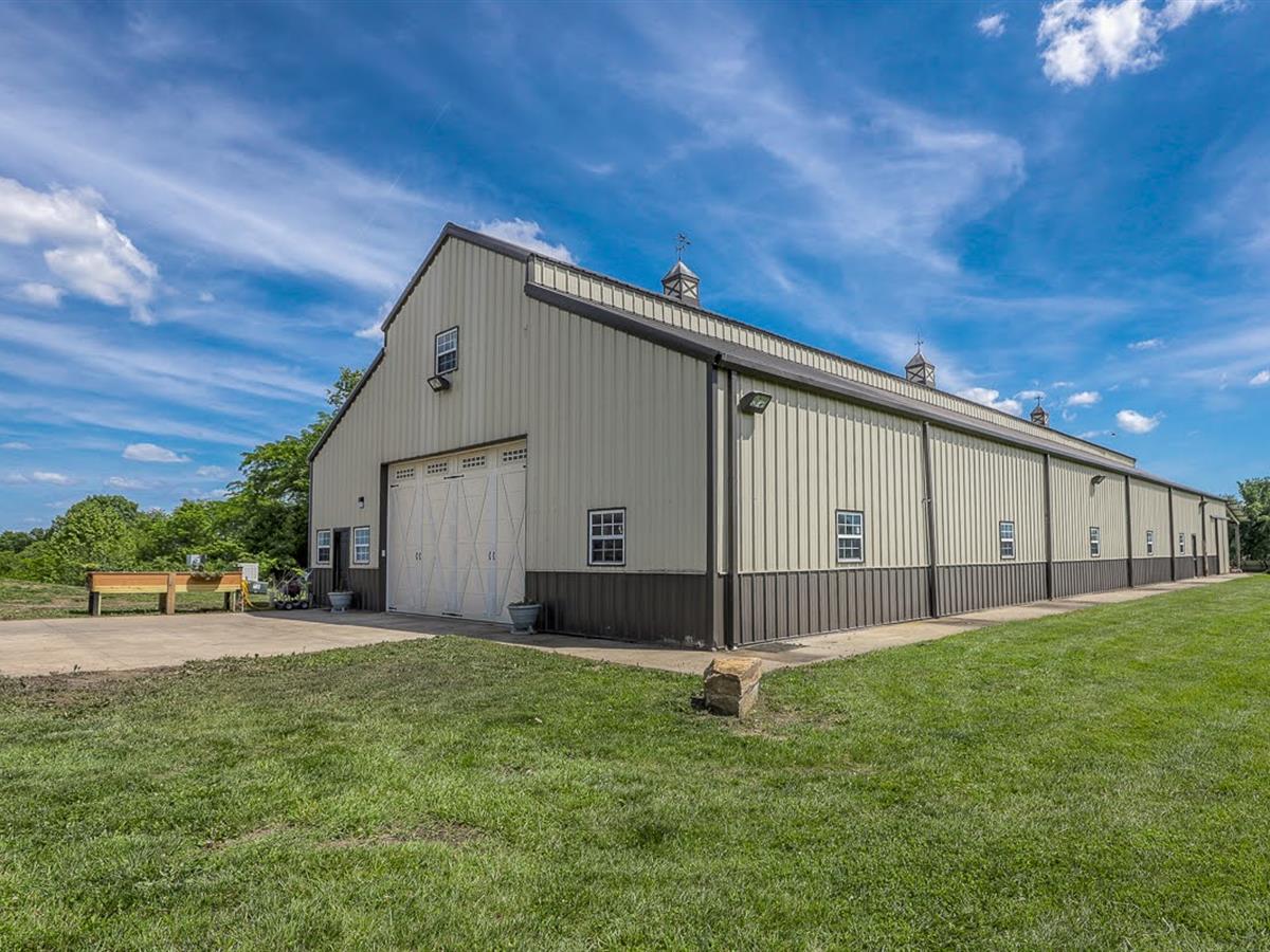 AUCTIONFLIP's tweet photo. Feature #Auction: Online Auction Alert- This 74-Acre Lakefront Estate in Missouri near Kansas City offers gorgeous views in every direction. The property is being offered in three tracts. Bidding ends Nov. 30th at 1 PM CST. Offered by @CatesAuction. https://t.co/B0W59zxlNX https://t.co/YTh55fzHG5