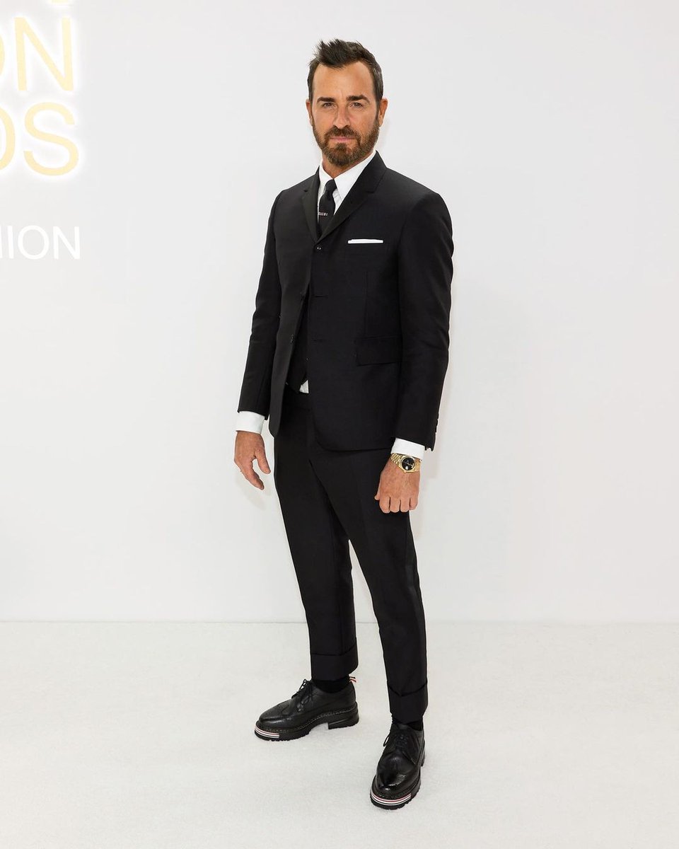 ThomBrowne's tweet photo. … november 7, 2022 … cfda awards …
justin theroux, huma abedin, ayo edebiri and amy sherald wear thom browne to attend the 2022 cfda awards.

@CFDA @humaabedin @ayoedebiri
#thombrowne #cfdaawards https://t.co/8pC87JtUgI