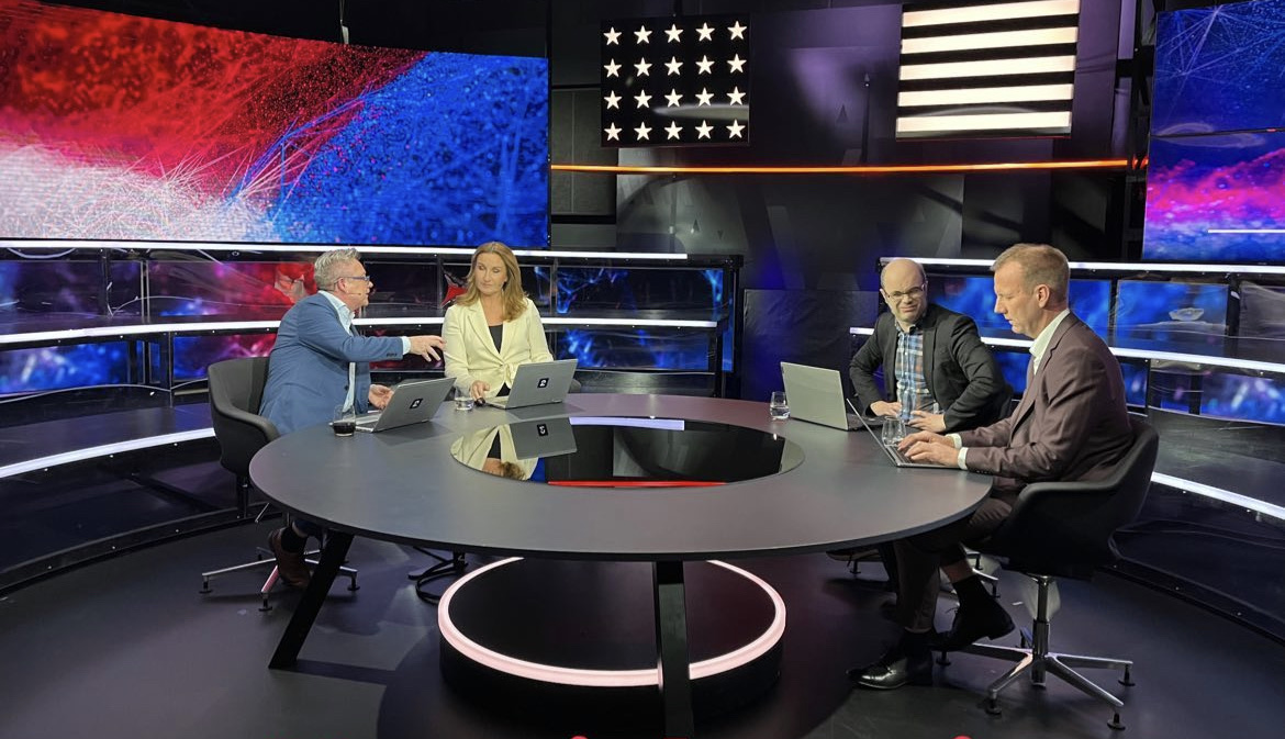 TVClaussenTV2's tweet photo. 🇺🇸  Valgnatt fra kl 21.20 direkte på #tv2nyheter og https://t.co/PqK79OzCc2 #2valg @tv2nyheter 
Alt om mellomvalget her: https://t.co/hOq7FNw5I3 https://t.co/TpszRgFl8Q