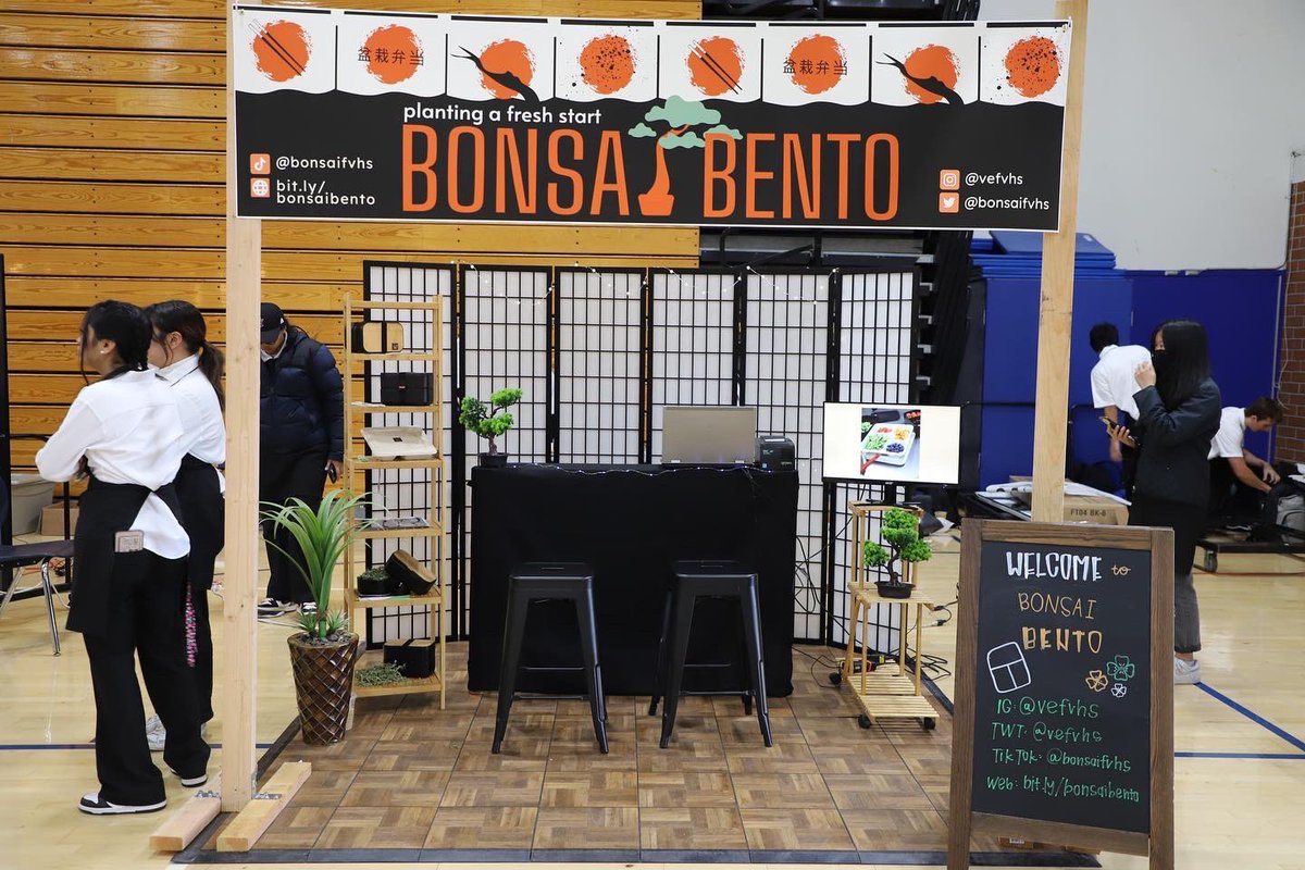 bonsaifvhs's tweet photo. A wrap up on our first mini tradeshow this year!! We were so excited to see all the different companies and we can’t wait until next time🙈 Thank you to everyone that came by to visit Bonsai Bento🫰🏼🍱🌿 @veinternational @fvhsbbn #virtualenterprise #ve202 #business #bonsai #bento https://t.co/MNS8vepO0P