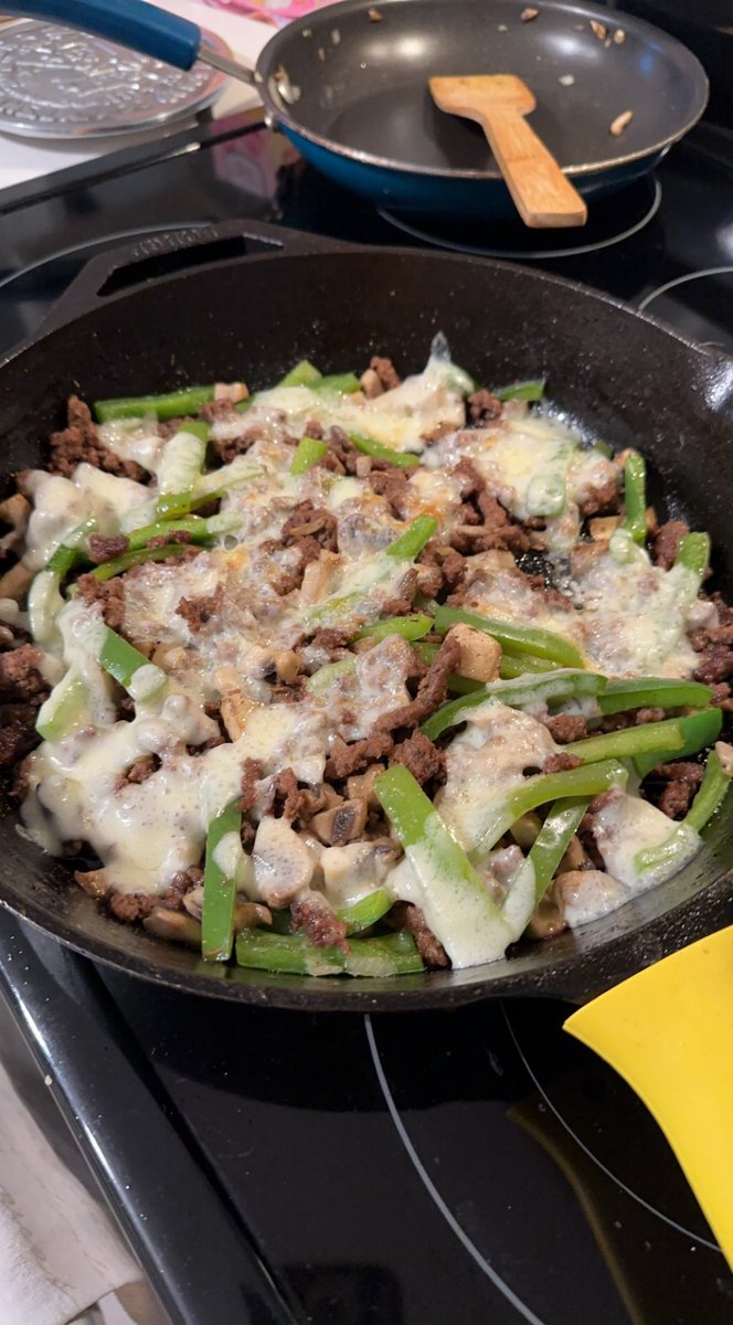 rodiejon's tweet photo. Low Carb Philly Cheesesteak Skillet #chefjon #chefrodie #chefrodiejon #lowcarb #philly #phillycheesesteak #skillet #getyourcookinon #recipebelow https://t.co/hRKNeXz3Ku