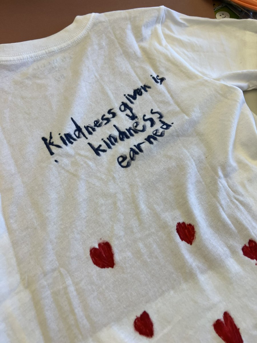 GeigerGators's tweet image. Geiger students are creating KINDNESS t-shirts in honor of WORLD KINDNESS DAY!!