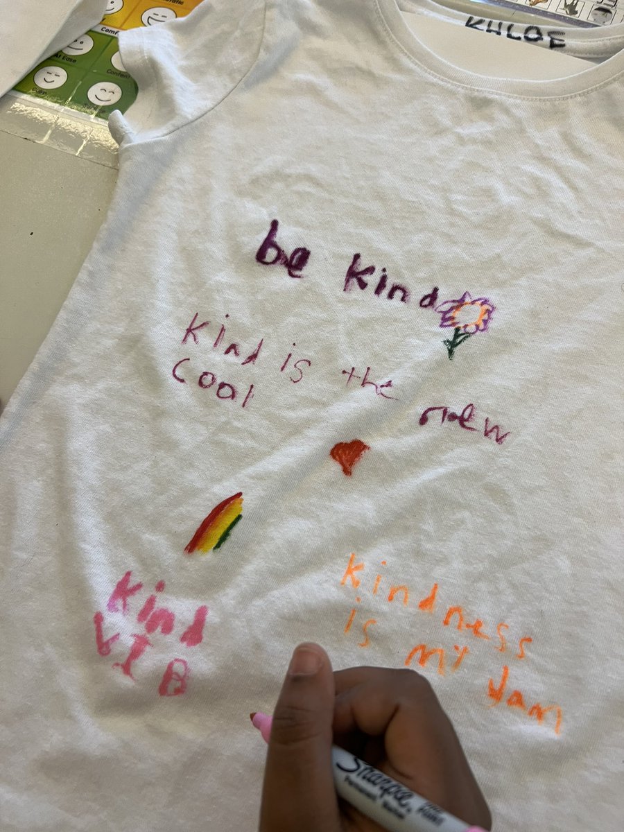 GeigerGators's tweet image. Geiger students are creating KINDNESS t-shirts in honor of WORLD KINDNESS DAY!!