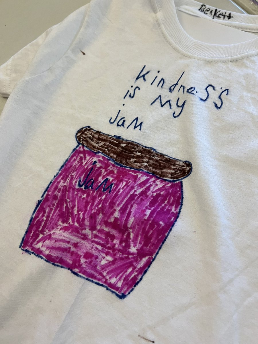 GeigerGators's tweet image. Geiger students are creating KINDNESS t-shirts in honor of WORLD KINDNESS DAY!!