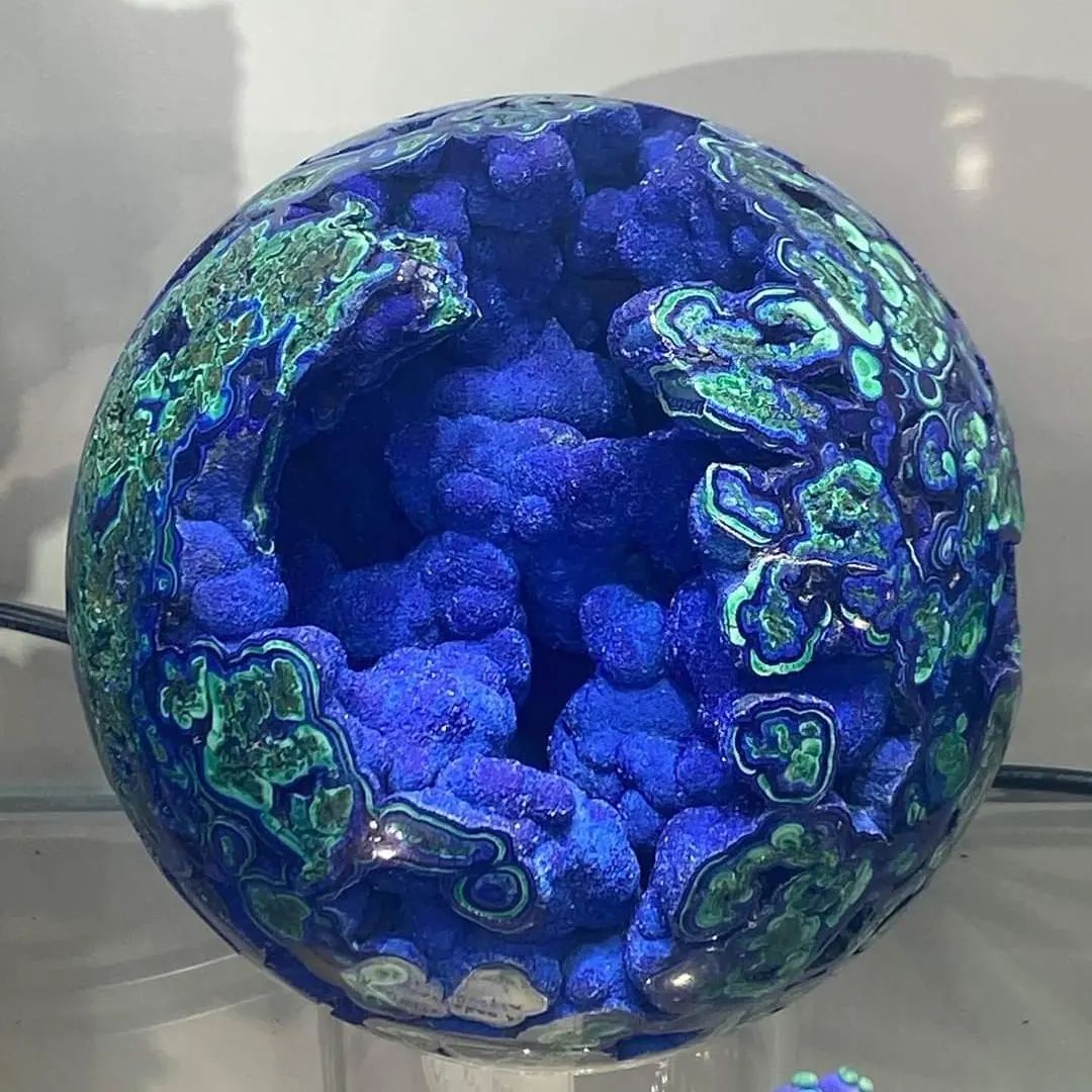 GeologyTime's tweet photo. This is Amazing Azurite &amp; Malachite Sphere.

Photo  © The Focal Crystal

#minerals #crystals https://t.co/fLK1nsArol