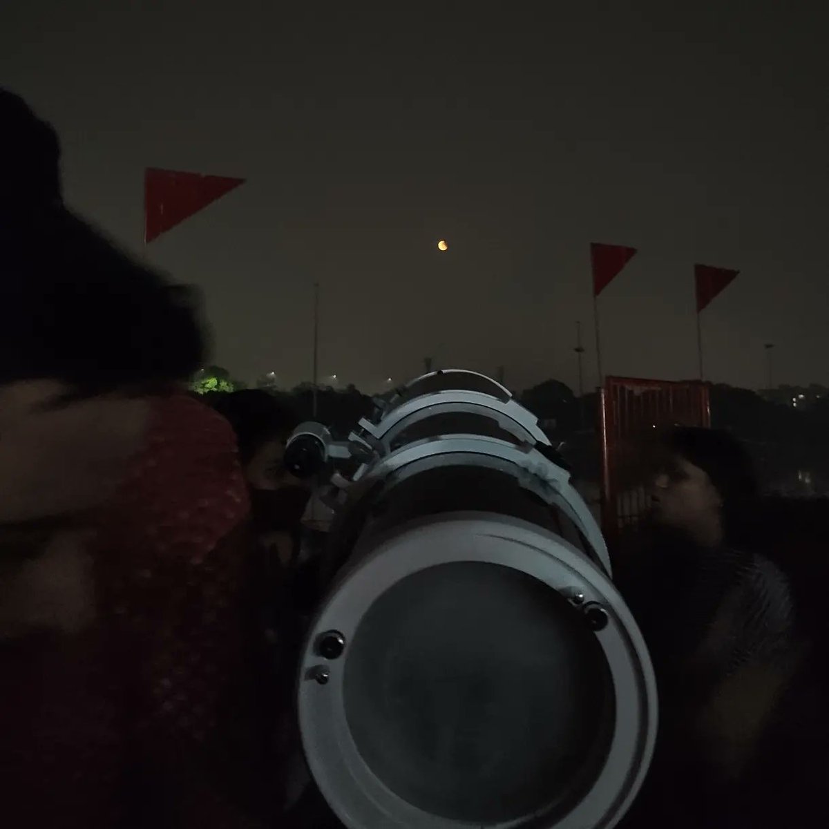 astro_roxy's tweet photo. Views from today's Blood Moon 🤩

The event was organised by members of UPAAC (Uttar Pradesh Amateurs Astronomy Club)

#lunareclipse #astronomy #lucknow @asipoec https://t.co/xghu2Asq76