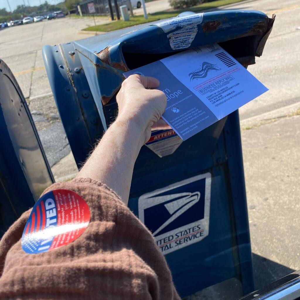 shelley_actor's tweet photo. Voting in my Los Angeles County district all the way from Baton Rouge LA. 🗳🇺🇸💙 
#itrusttheUSPS #itrustUSAelections #itrustdemocracy https://t.co/u5RTsOEp9k https://t.co/FDnoZcyFc8