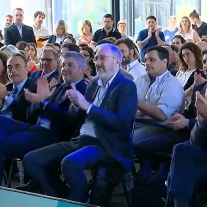 faapura's tweet photo. Nuestra Ministra @carlavizzotti fortaleció el diseño, aumento la cantidad de productos médicos y la expansión por todo nuestro territorio.
El objetivo es garantizar el derecho a la salud a nuestro pueblo, lograr una salud más accesible y equitativa.
La salud es nuestra bandera 🇦🇷 https://t.co/7sushqziDn