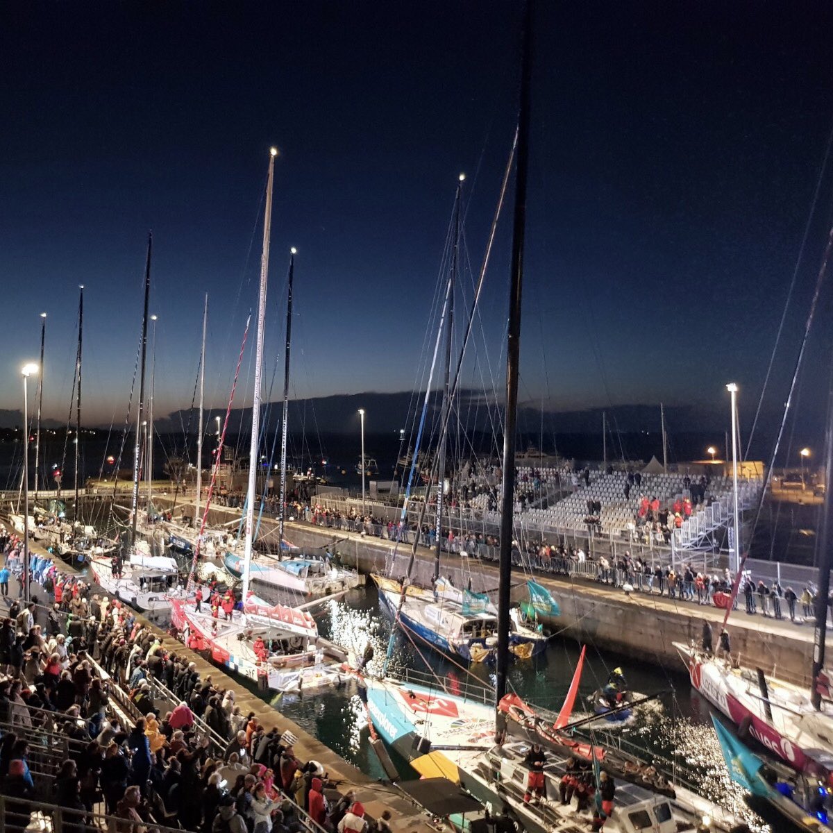 💪 Nos équipes du port de #SaintMalo sont sur le pont pour le passage des écluses pour la #RDR2022 !

🌊 La foule est présente pour voir les <a href="/ImocaGS/">IMOCAGlobeSeries</a>.

Départ officiel de la <a href="/RouteDuRhum/">Route du Rhum - Destination Guadeloupe</a> demain à 14h15 👌