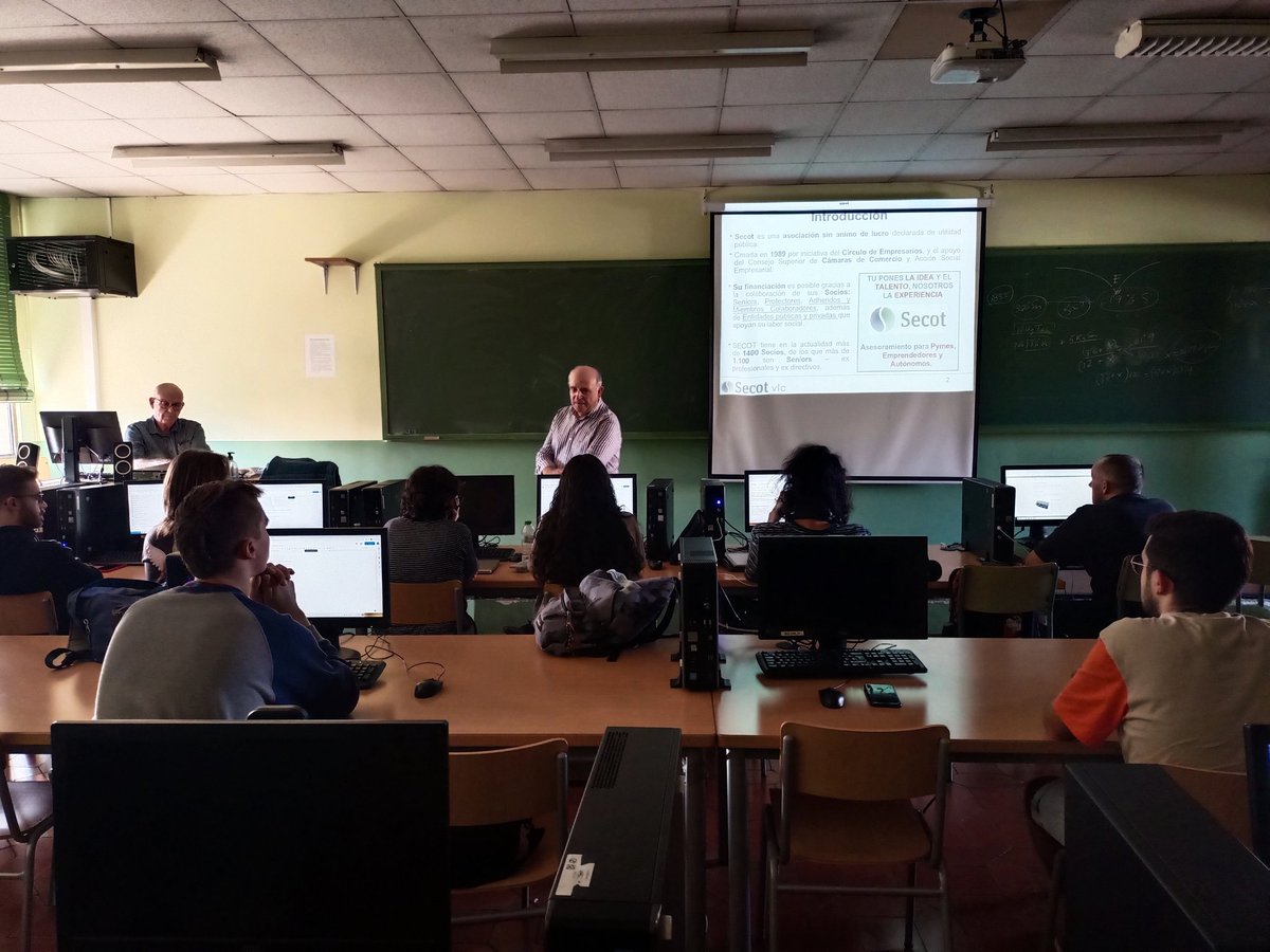FPValencia's tweet photo. Jose Luis i Manolo de la @Secot_ han dut a terme una xarrada en 2n de Química i Salut ambiental sobre #emprenedoria i han assessorat l'alumnat participant en el concurs Fem Futur que reconeix el talent i millors idees emprenedores, amb la col·laboració de @caixapopular 👏👏 https://t.co/LXN100Gckv