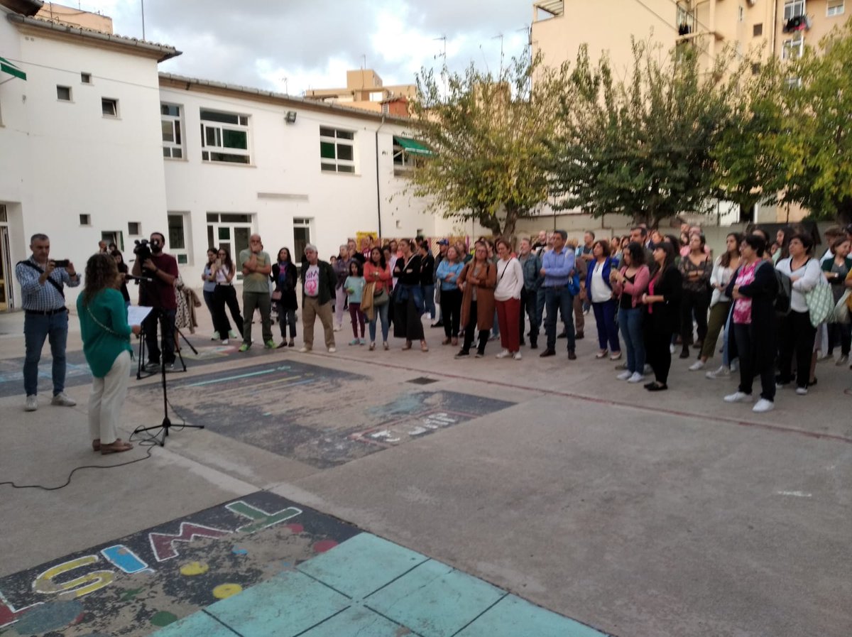 lcarrio's tweet photo. Acompanyant la comunitat educativa del #CeipAlexandreRosselló en aquests moments difícils. Una ditada de mel per la convivència, ara i sempre!!! @PalmaEduca https://t.co/tosiON6ReD
