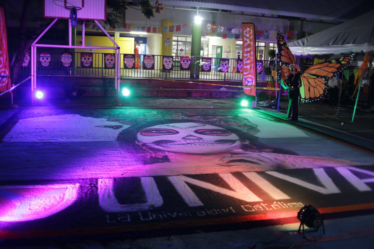 UNIVAUPN's tweet photo. Con un tapete monumental de arena y marmolina tintada #UnivaUruapan se llenó de colores para conmemorar la memoria de los todos los fieles difuntos. https://t.co/vS9hOvegkr