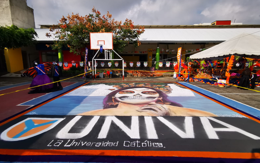 UNIVAUPN's tweet photo. Con un tapete monumental de arena y marmolina tintada #UnivaUruapan se llenó de colores para conmemorar la memoria de los todos los fieles difuntos. https://t.co/vS9hOvegkr