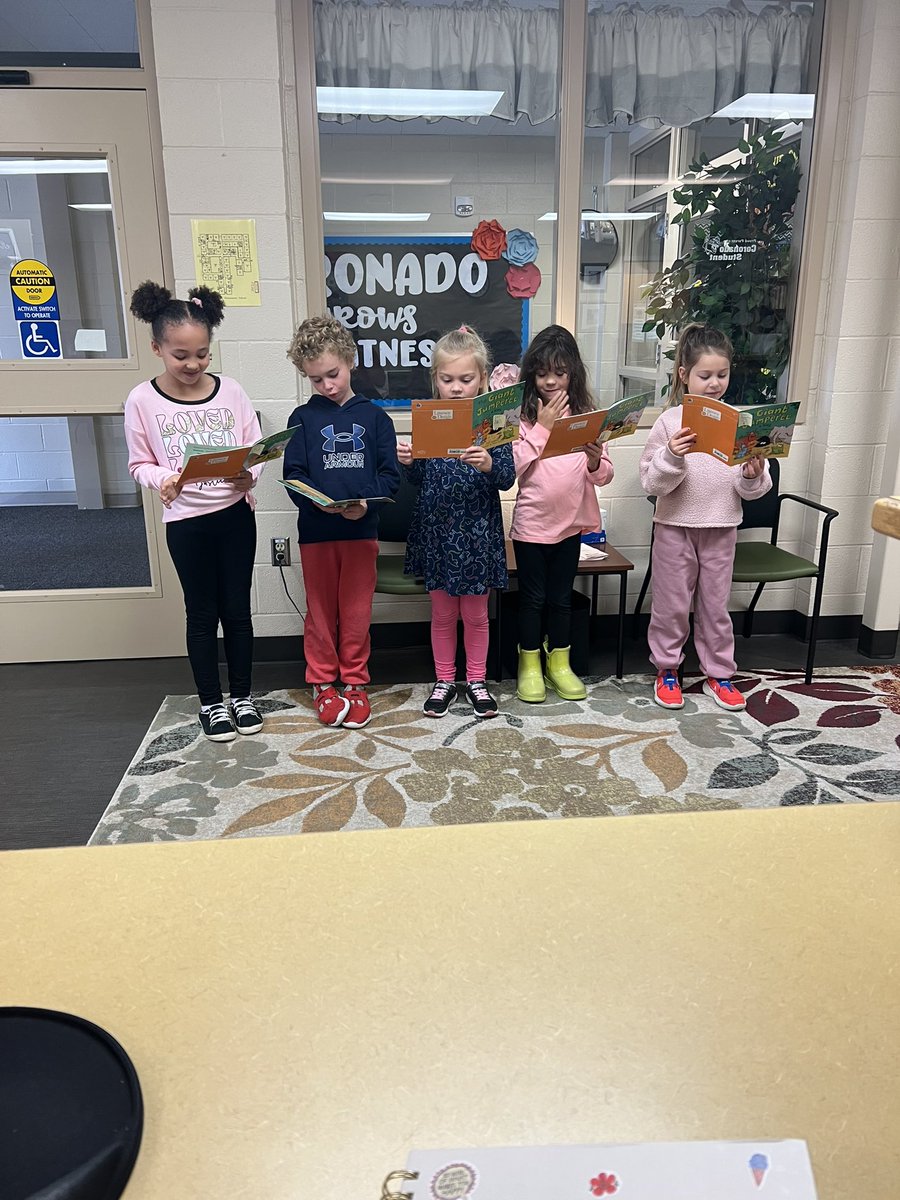 Coronado305's tweet photo. Thank you to this group of first graders who came and did a Reader’s Theater in the office! They did a wonderful job! #CoronadoGrowsGreatness #305GrowsGreatness https://t.co/bHerCdinC8