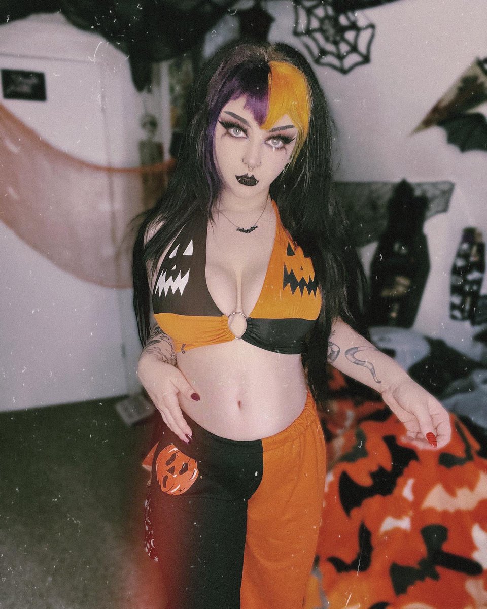 bbyygutz's tweet photo. Comfy + spooky 🕸
#gothic #gothgirl #Halloween #forestink https://t.co/INF6wpx7Nu