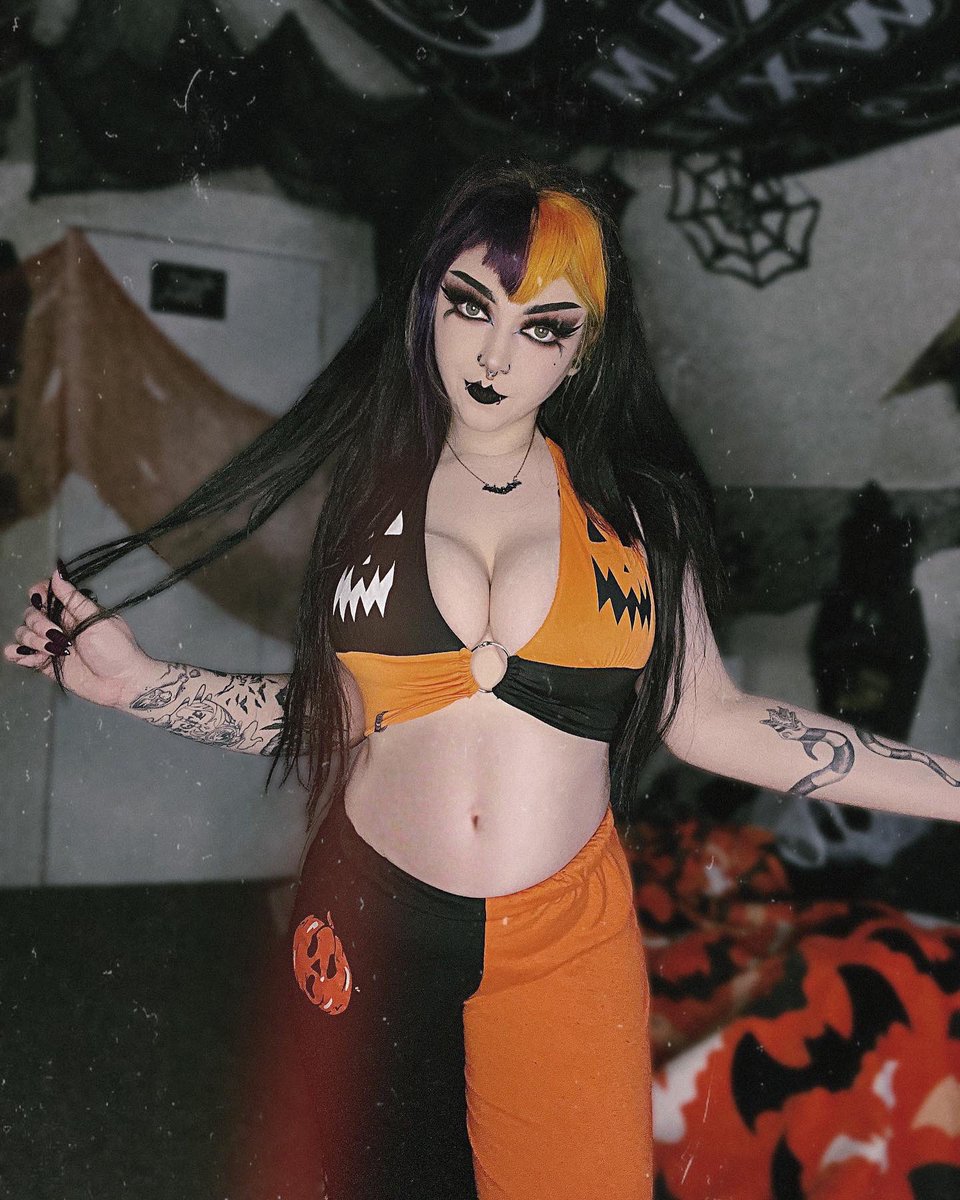 bbyygutz's tweet photo. Comfy + spooky 🕸
#gothic #gothgirl #Halloween #forestink https://t.co/INF6wpx7Nu