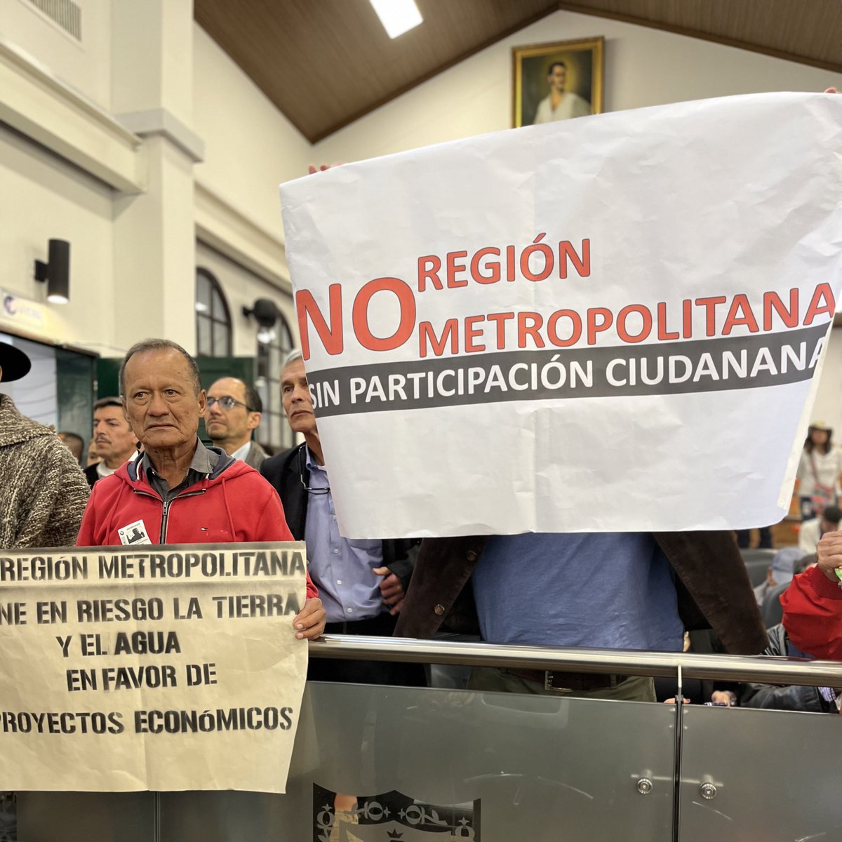 eduardsarmiento's tweet photo. Estamos presentes en el @ConcejoDeBogota para insistir en que la #RegiónMetropolitana es antidemocrática y vulnera el derecho a la participación de ciudadanías y comunidades, ya que modificó la Constitución en un proceso acelerado y en medio de una pandemia. https://t.co/vfBM47a4qP