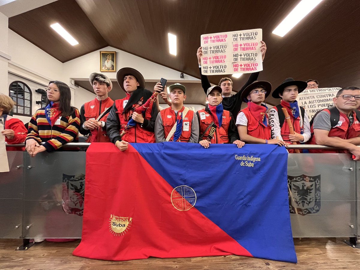 eduardsarmiento's tweet photo. Estamos presentes en el @ConcejoDeBogota para insistir en que la #RegiónMetropolitana es antidemocrática y vulnera el derecho a la participación de ciudadanías y comunidades, ya que modificó la Constitución en un proceso acelerado y en medio de una pandemia. https://t.co/vfBM47a4qP