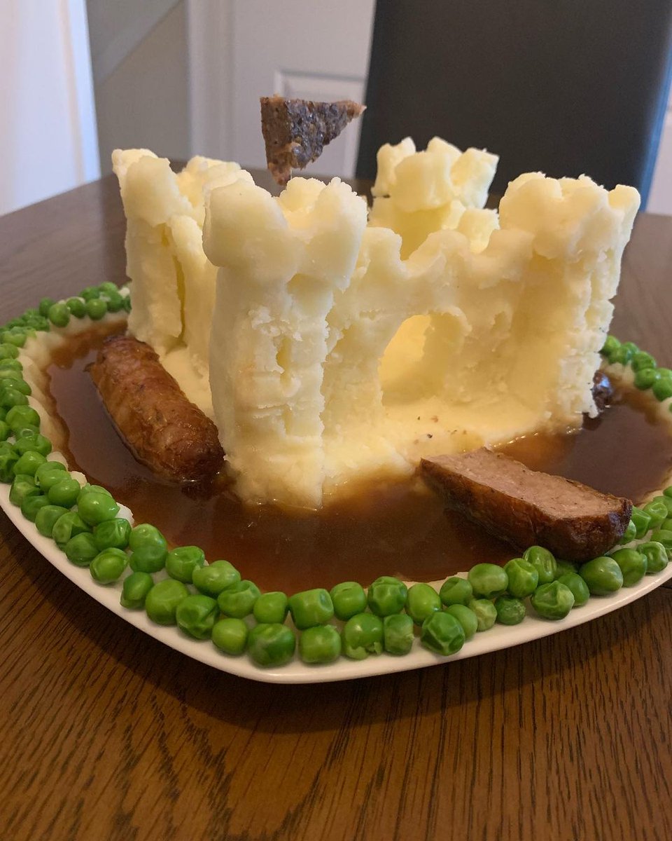 The only exception when you’re told not to ‘play with your food’... We love IG's 'dadshappymeals' work of art - the castle is certainly fit for a royal and protected well with a wall of our Garden Peas! 🏰💚

#WeeknightMeals #FoodArt #BirdsEye