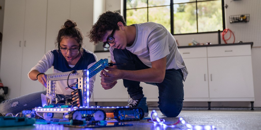 Qualcomm's tweet photo. The Qualcomm #Thinkabit Lab uses #STEM education to show students from all backgrounds that they can help enable a world where everyone and everything can be intelligently connected. #STEMDay

⚛️ Learn more: https://t.co/6dIu2zQrA5 https://t.co/e65t7mGHuL