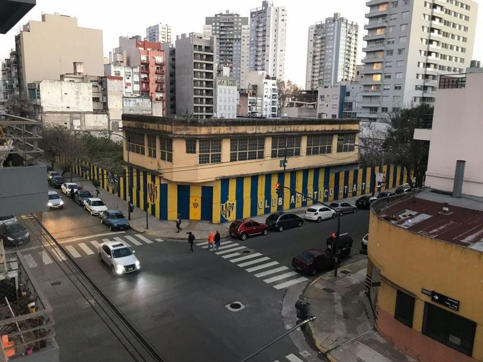 AtlantaRetro2's tweet photo. ▶️Si vivís o trabajás en #VillaCrespo, o sólo transitaste alguna vez por el barrio, te habrán llamado la atención las pintadas y los murales similares a la 📷. Los realiza #AtlantaPopular, un grupo de socios e hinchas que hoy cumple 8⃣ años de vida. Llevan hechas 9⃣9⃣ pintadas. https://t.co/6POBrrA6ik