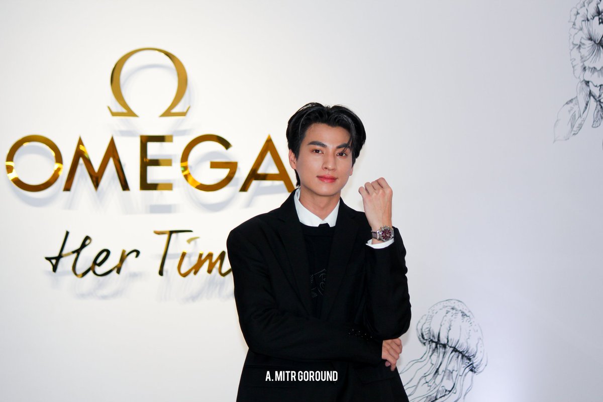amitrgoround's tweet photo. กลัฟ-คณาวุฒิ @gulfkanawut 
ในงานเปิดตัวนิทรรศการ "OMEGA Her Time" นิทรรศการนาฬิกาสำหรับสุภาพสตรีที่จัดขึ้นอย่างยิ่งใหญ่ใจกลางกรุงเทพ
 
#OMEGAHerTime #OMEGAThailand
#GulfKanawut #amitrgoround https://t.co/WJU7By9aBX