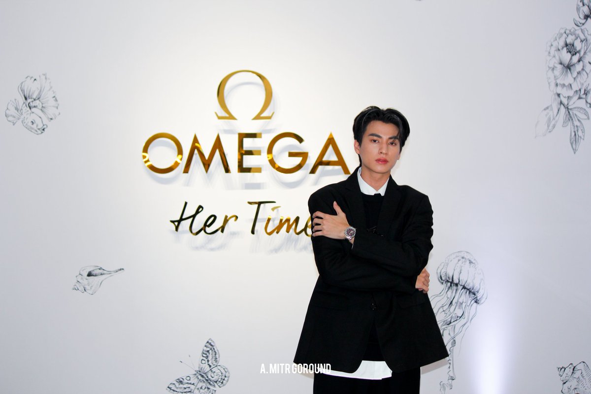 amitrgoround's tweet photo. กลัฟ-คณาวุฒิ @gulfkanawut 
ในงานเปิดตัวนิทรรศการ "OMEGA Her Time" นิทรรศการนาฬิกาสำหรับสุภาพสตรีที่จัดขึ้นอย่างยิ่งใหญ่ใจกลางกรุงเทพ
 
#OMEGAHerTime #OMEGAThailand
#GulfKanawut #amitrgoround https://t.co/WJU7By9aBX