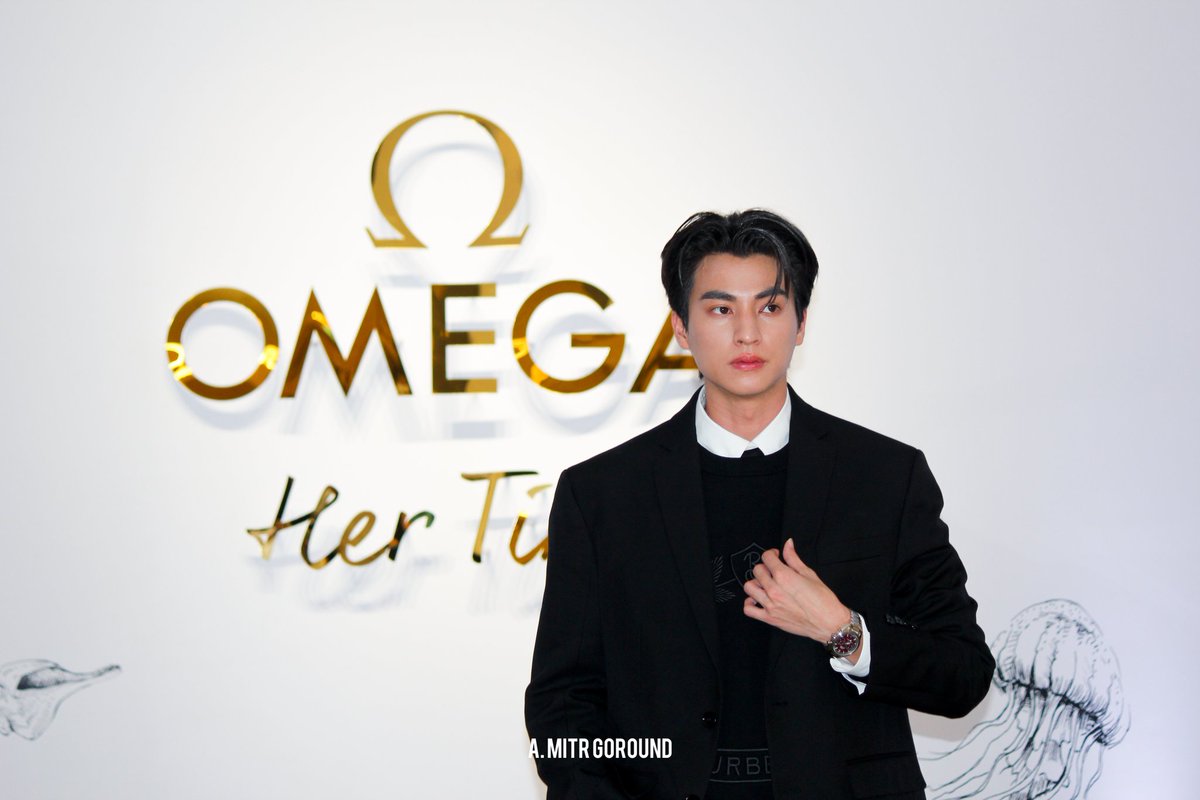 amitrgoround's tweet photo. กลัฟ-คณาวุฒิ @gulfkanawut 
ในงานเปิดตัวนิทรรศการ "OMEGA Her Time" นิทรรศการนาฬิกาสำหรับสุภาพสตรีที่จัดขึ้นอย่างยิ่งใหญ่ใจกลางกรุงเทพ
 
#OMEGAHerTime #OMEGAThailand
#GulfKanawut #amitrgoround https://t.co/WJU7By9aBX