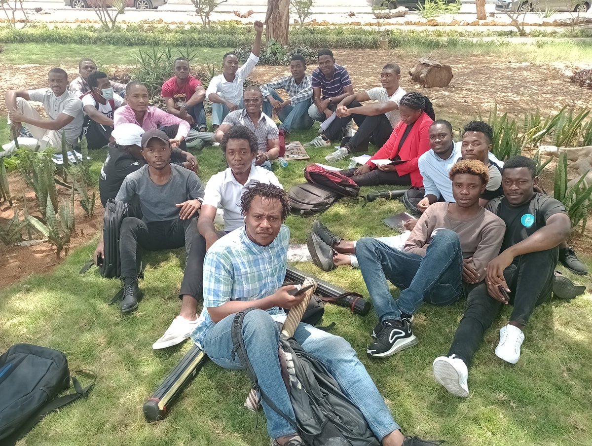 kaegoantonio's tweet photo. Great experience today, with second year architecture students at Agostinho Neto University. Outdoor class on History of Architecture in Africa and Angola. Group discussion and sharing moment. https://t.co/tICKnVqIsF