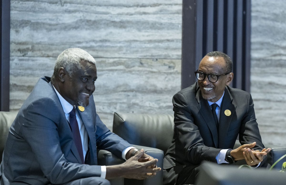 UrugwiroVillage's tweet photo. On the sidelines of #COP27, President Kagame met with various leaders including Presidents @edmnangagwa of Zimbabwe, Filipe Nyusi of Mozambique and Wavel Ramkalawan of Seychelles, as well as @AUC_MoussaFaki. https://t.co/a8vCTLIVC3