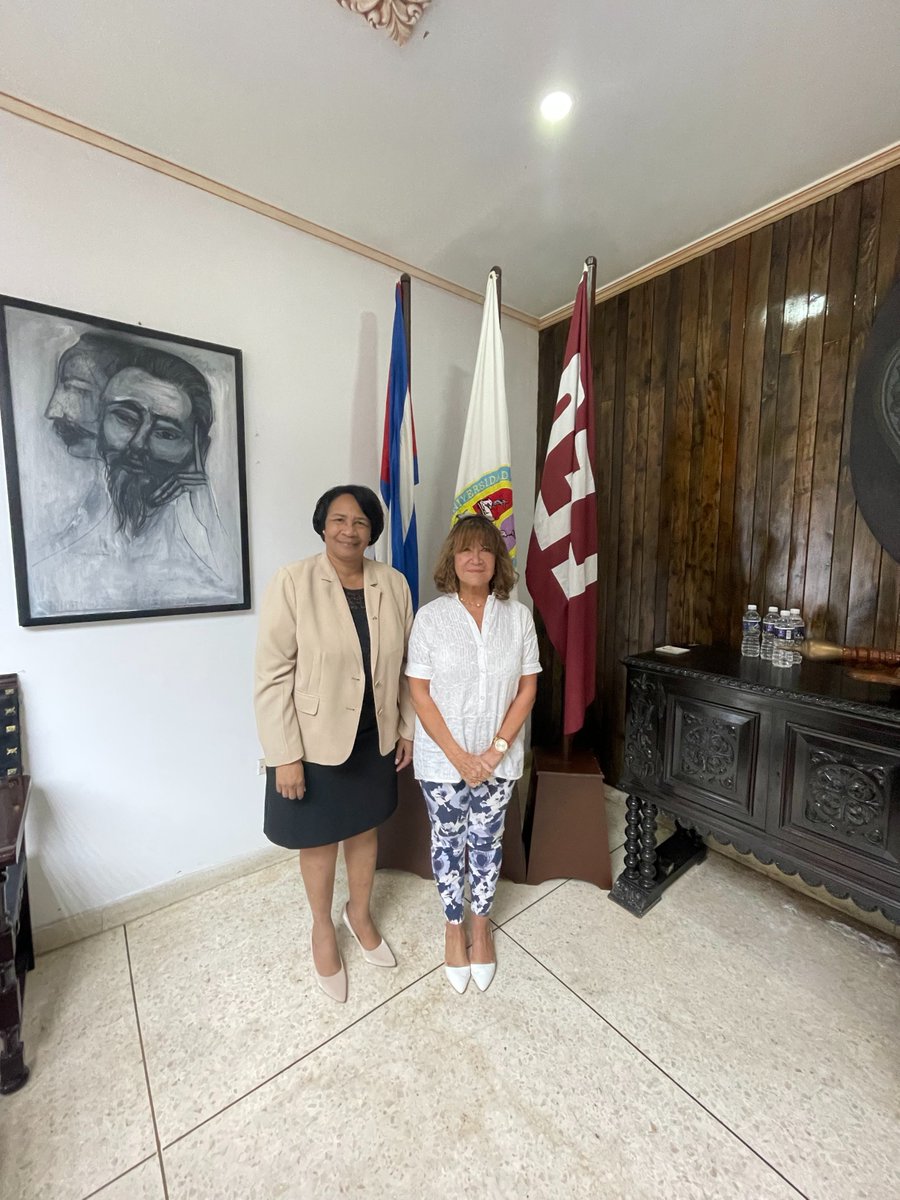 La Embajadora de Chile en Cuba, señora Patricia Esquenazi, se reunió con la Rectora de la Universidad de La Habana, señora Miriam Nicado, para conversar sobre proyectos académicos a realizar entre dicha casa de estudios y las universidades chilenas.