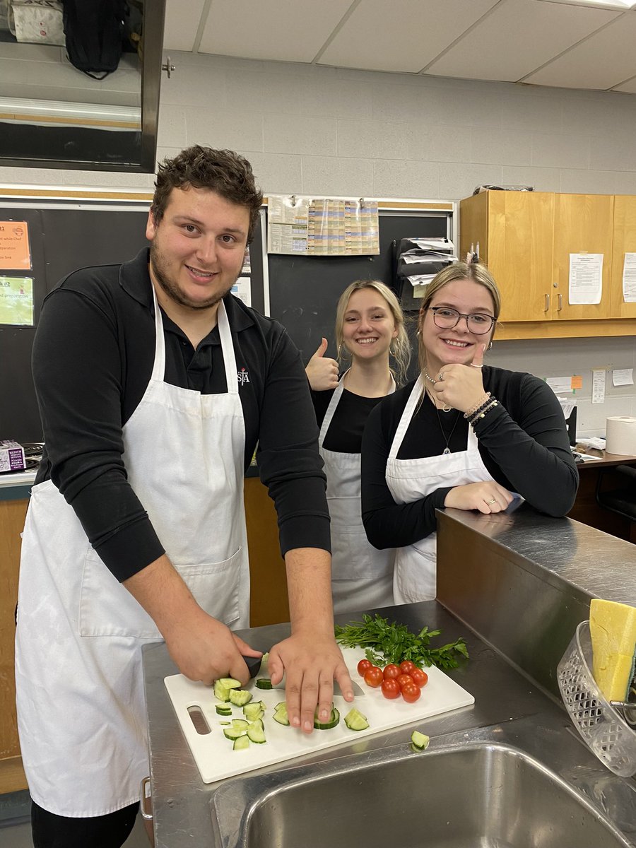 MsCpalmieri's tweet photo. HFA4U students making chicken shawarma bowls! Well done! @STAFlames https://t.co/h1FX9f1zml