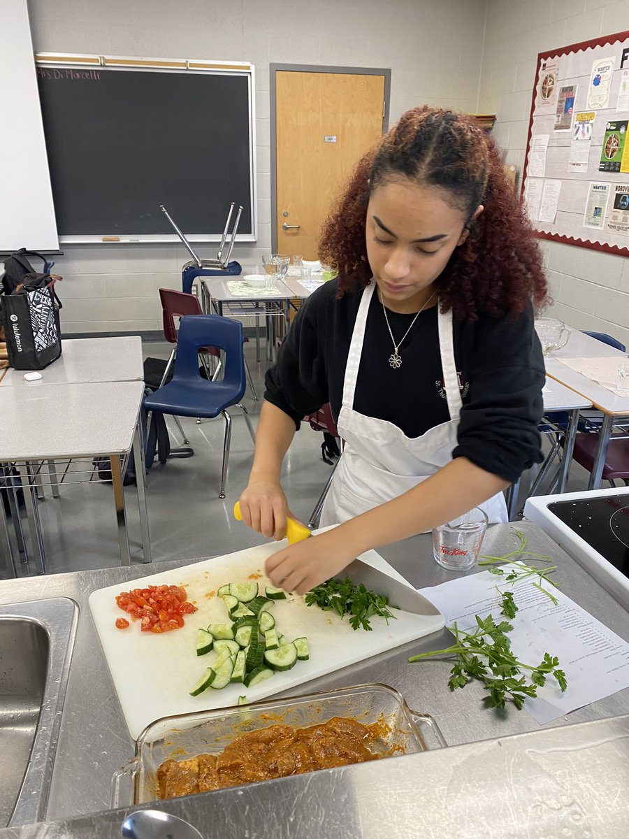 MsCpalmieri's tweet photo. HFA4U students making chicken shawarma bowls! Well done! @STAFlames https://t.co/h1FX9f1zml