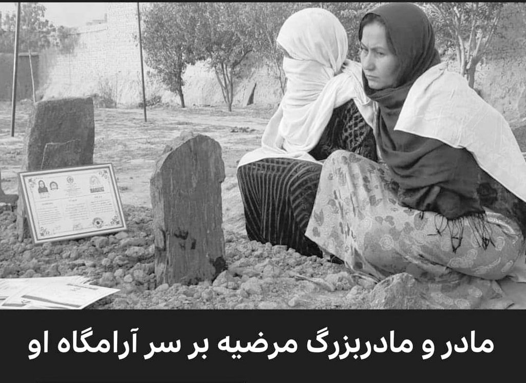 Behinmustafa's tweet photo. برای بی‌چاره‌گی و درمانده‌گی مادران نسشته بر سر قبر فرزندانش...
#StopHazaraGenocide https://t.co/jDv3N84pXI