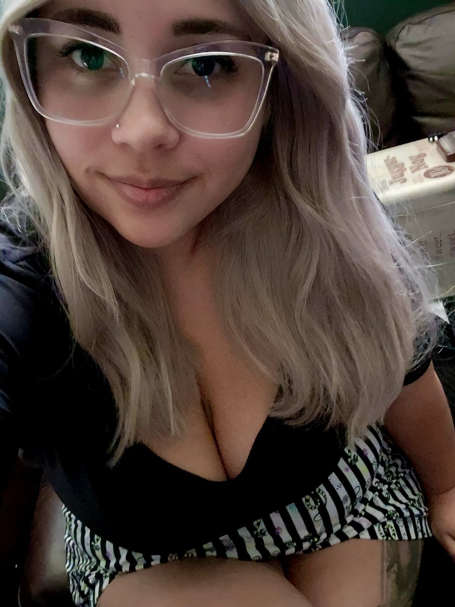 TTV_Goth_Milf's tweet photo. Playing @_ModernWarfare_ on @Twitch Come say Hi! UwU 🖤 
Goth_Milf_Gaming
#callofduty #twitchstreamer #modernwarfe2 #gothmom #UwU 
#gothmilfgaming #ttvgaming https://t.co/uOJ9Q78Pb2