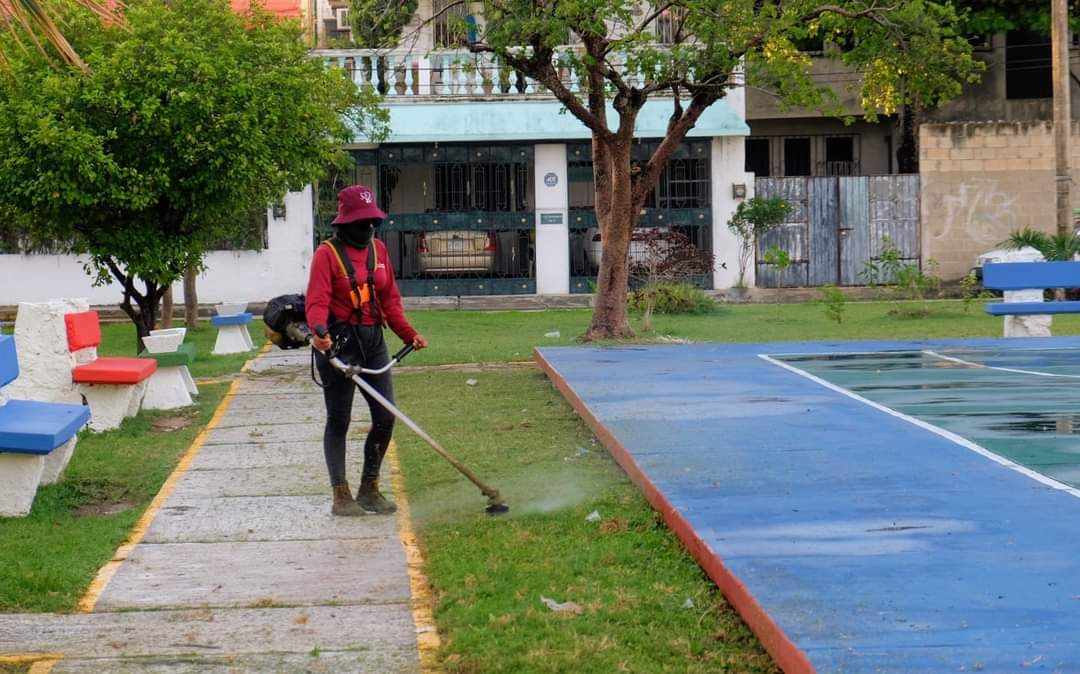 ServPublicosBj's tweet photo. Seguimos trabajando para crear espacios limpios y seguros en beneficio de todas las familias cancunenses. 👨👩👦✔️
Las #BrigadasPorCancún realizan limpieza general del parque central en la 📍 #SM31.
#CancúnNosUne https://t.co/kZ3LVDoUcv