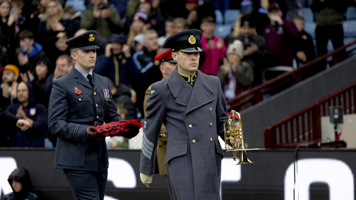 RAFMusic's tweet photo. Sgt Tim Hynd sounded the Last Post at #VillaPark - @AVFCOfficial on Sun. (6 Nov 22). With Tim and his family being lifelong Aston Villa fans, this was a proud moment for them all.

#RAFMusic 🎺✈️🥁

#RoyalAirForce #AVFC #RAF #AstonVilla #WeWillRememberThem https://t.co/NxbhrCIp4p