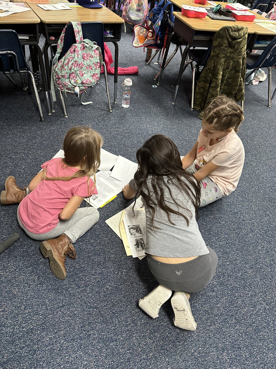 SSDCFH's tweet photo. First and second graders working as teams to read and write about Coming to America. Tackling informational texts takes teamwork! #santeesd @SSDKristin @drsmpierce https://t.co/dCyJC86X5X