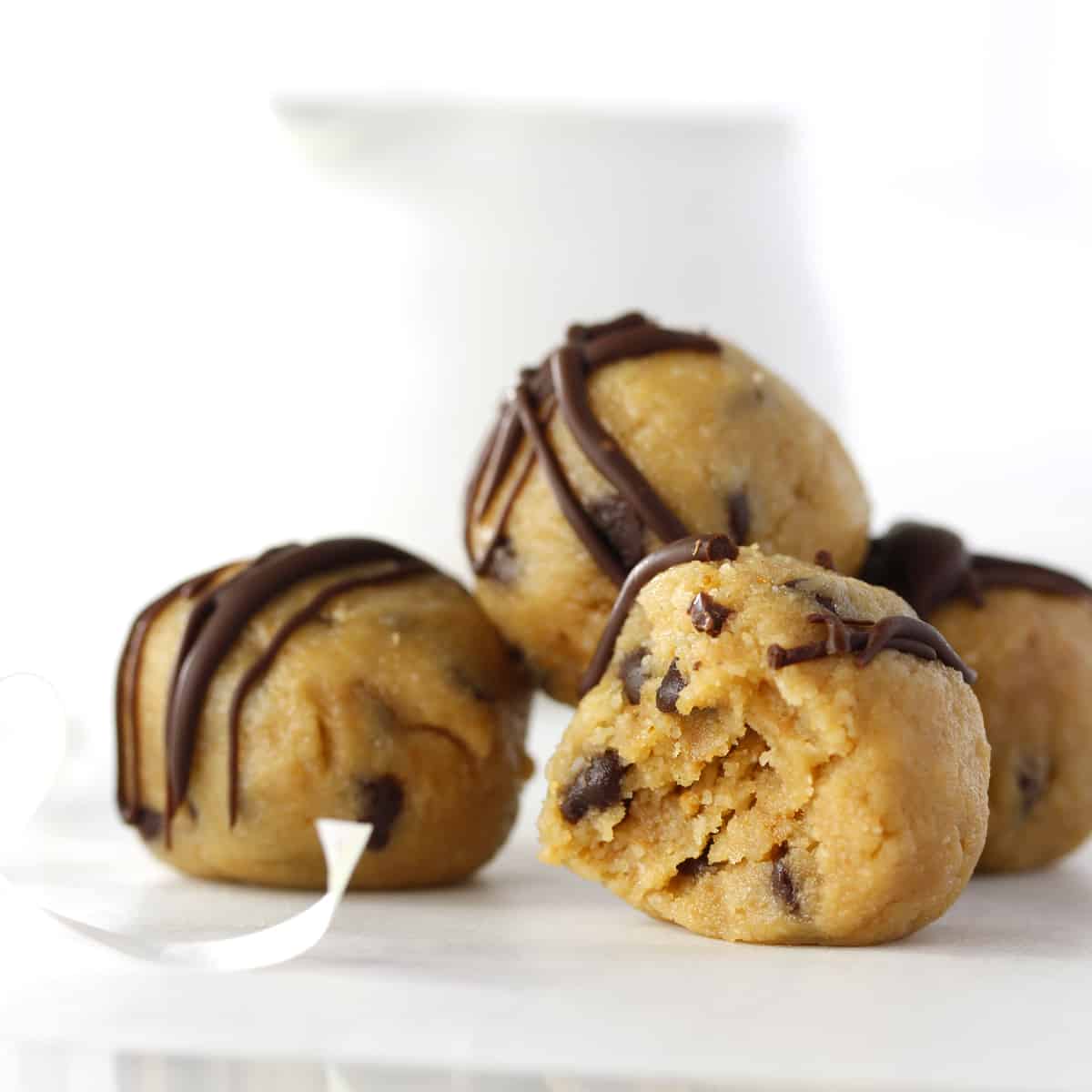 SmoothieGourmet's tweet photo. NO BAKE COOKIE DOUGH BITES
Made with an edible dough rich in chocolate chips and protein from almond flour. 
RECIPE: https://t.co/O7Y6ejaNkv
Safe to eat: no eggs, no heat treating flour and no chilling required! #cookiedoughbites #cookiedough #ediblecookiedough #nobakecookiedough https://t.co/87Sw0JQGbT