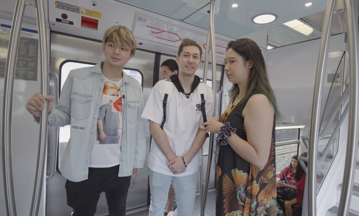 F_Desouche's tweet photo. Ue vidéaste franco-japonais, suivi par plus d'un million de personnes sur Youtube, fait découvrir pour la première fois le RER et le métro parisien à des Japonais. La première chose qu'ils aperçoivent est un homme urinant sur un siège.
https://t.co/tPUKJ2TLnH https://t.co/0WeHJxnb2n