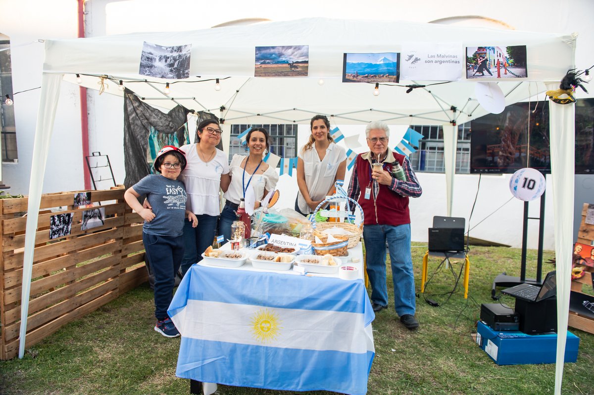 UtecGlobal's tweet photo. Fue un gusto poder contar con sus representaciones en los #stands, #platos y #vestidos #típicos, #organización, #música, #decoración, #juegos y #buenaonda que permitió disfrutar un lindo intercambio e integración de la #comunidad #educativa nacional e int. de UTEC y región. 
(👇 https://t.co/lop59Yx8qL