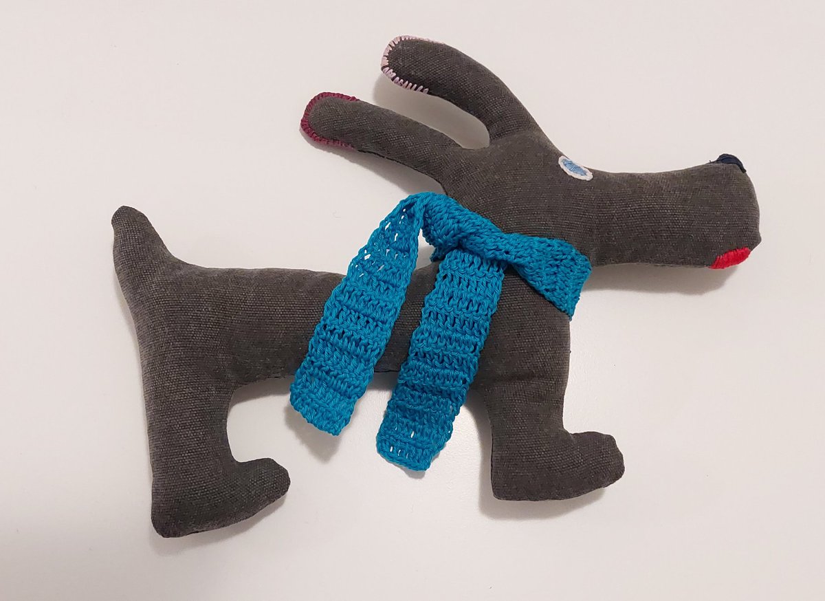 Vekkuli mäyräkoiran pentu. Karkeakarvainen näkyy olevan. Taas vaan tulla tupsahti. Ja vinksallaan joka suuntaan. Vaan pennut onkin suuna päänä sinne tänne. Seuraava saataa olla tätä harjoittelukappaletta rauhallisempi kaveri. Rentouttavaa ja voimaannuttavaa hommaa! #aivoterveys