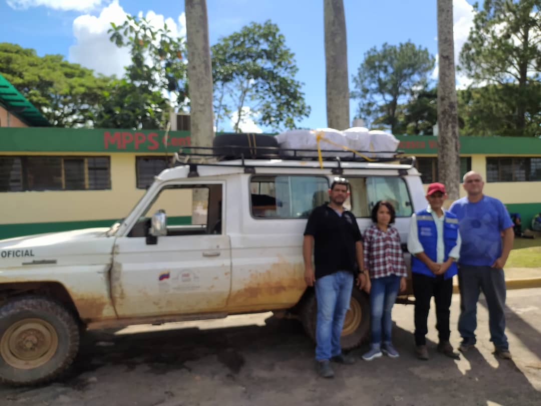 Saliendo hacia la mina Yaguarín, en la frontera con el Esequibo, para visitar puestos de tratamiento y diagnóstico de malaria.

Hacemos enlace con el equpo de entomología de la Universidad Central de Venezuela.

#8Nov