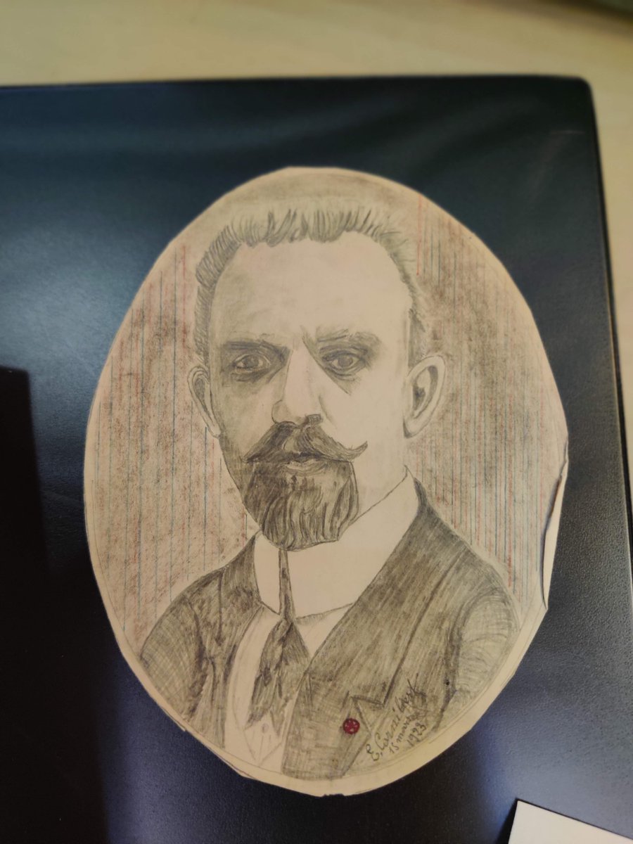 SebaLindberg's tweet photo. Keväällä 1923 Suomen Pariisin-lähetystö sai uuden kalustuksen. Kun kalustoa kannettiin paikalle ne välittäneellä paikallisella monitaituri timpurilla E. Cornibertilla oli aikaa piirtää kuva operaatiota valvovasta lähettiläästä #CarlEnckell #arkistonhelmiä https://t.co/9HoIgM349g
