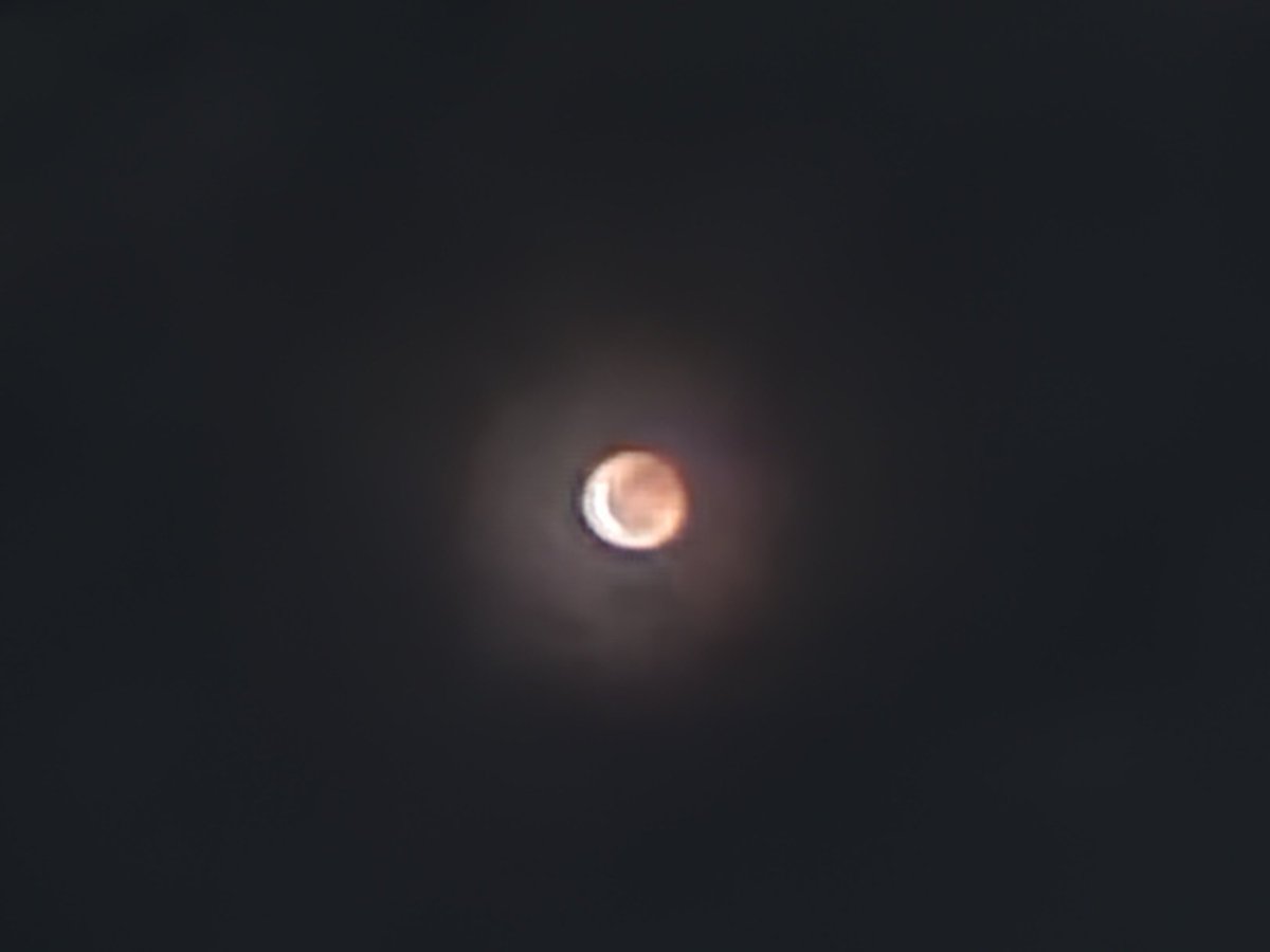 iamGLADness's tweet photo. Yan lang kinaya ng phone 🌘 #LunarEclipse https://t.co/otEWH0rLdE