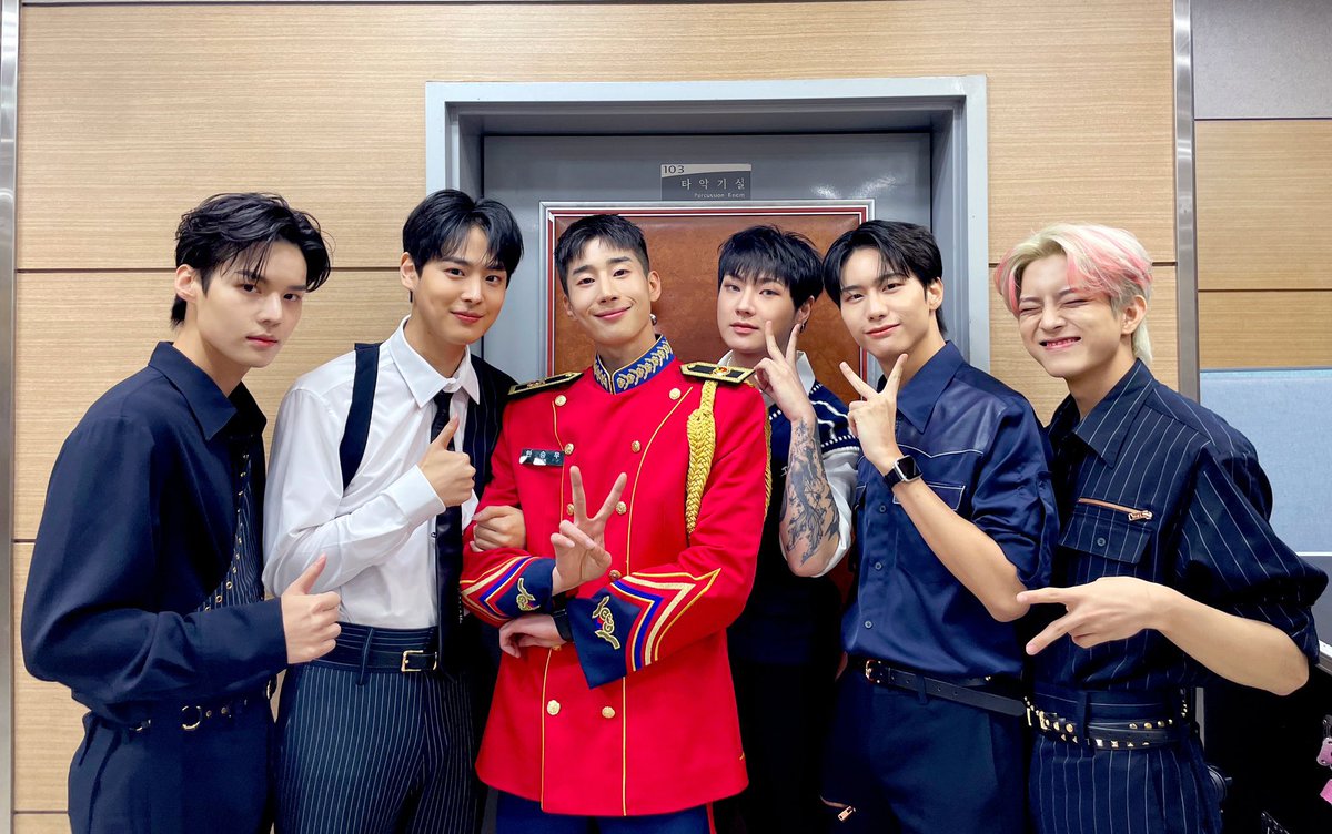VICTON_hashtag's tweet photo. 앞으로도 빅톤과 앨리스 함께하는 날들에 행복만 가득하길 ❤️ 6주년 축하해 💛💙

#빅톤과_6년째_행복을_기록중
#HAPPY_VICTON_DAY https://t.co/yrfVzK3x9T