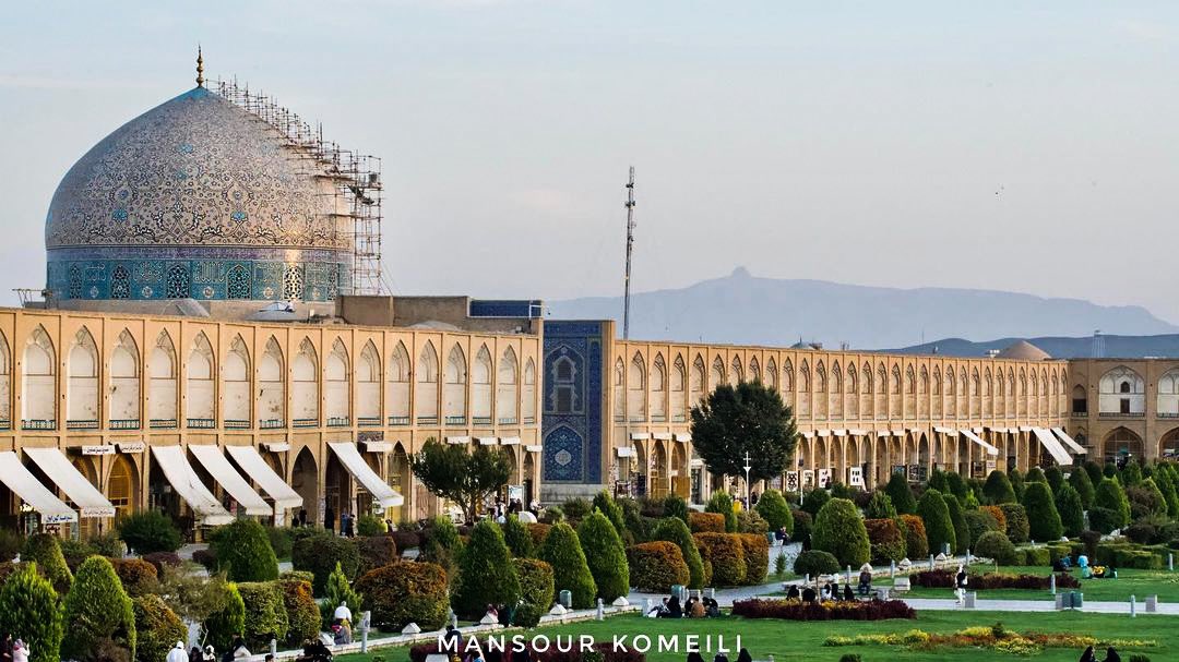 ‌عکس‌ها سخن می‌گویند!

«اینجا در نقشِ جهان، نگین انگشتریِ عصر صفوی، گنبد شیخ لطف‌الله در سمت چپ و قل...