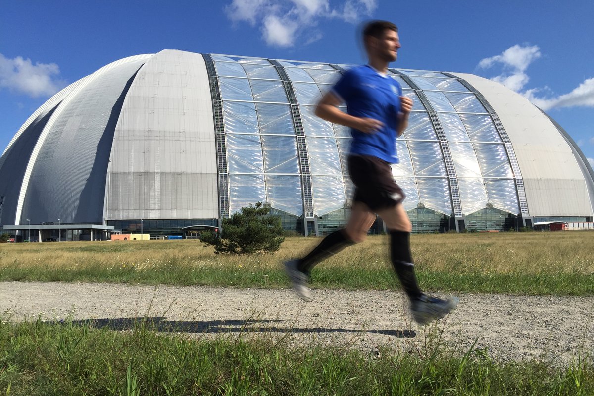 Am 13.11.2022 findet <a href="/TIresort/">Tropical Islands</a> der 8. "Lauf in die #Tropen" statt. Geboten werden #Laufstrecken für große und kleine Läufer. Wir freuen uns über eure Anmeldungen unter lauf-in-die-tropen.de 
Und nicht vergessen: Der Weg ist das Ziel! 🏝️🏃‍♀️🏃‍♂️